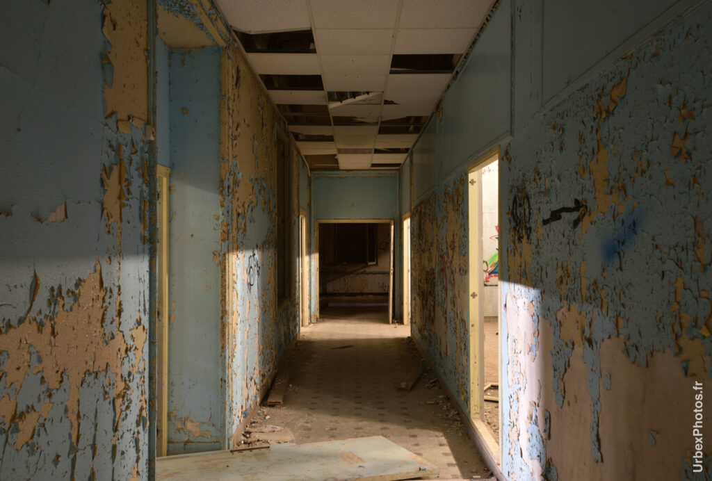 Photo urbex d'un couloir du Sanatorium Simone Weber en Lorraine