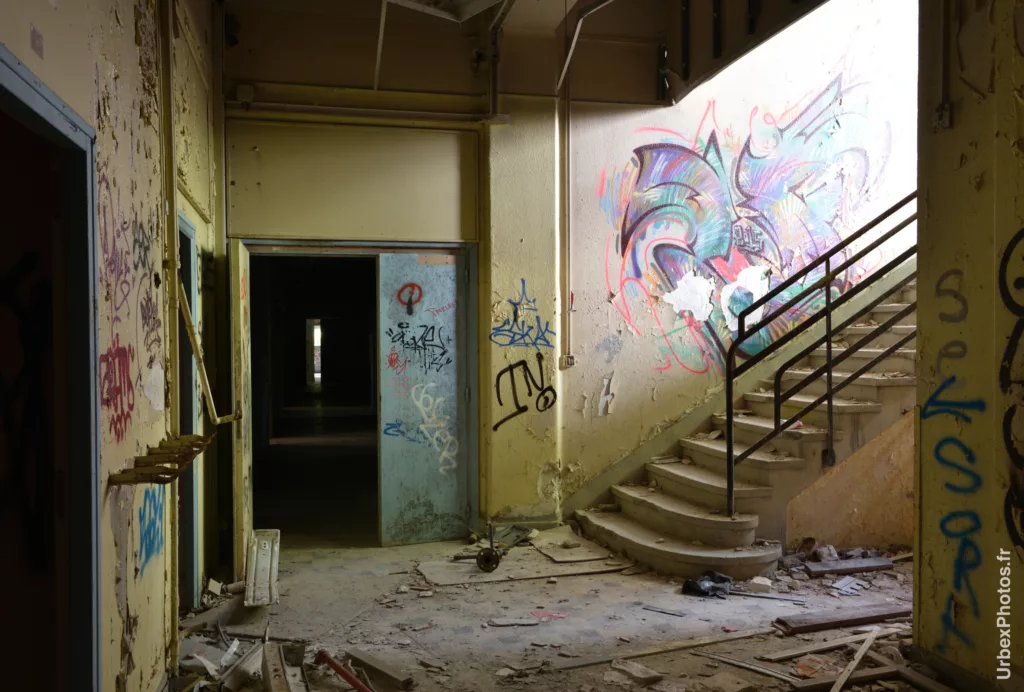 Photo urbex d'un escalier du Sanatorium Simone Weber en Lorraine