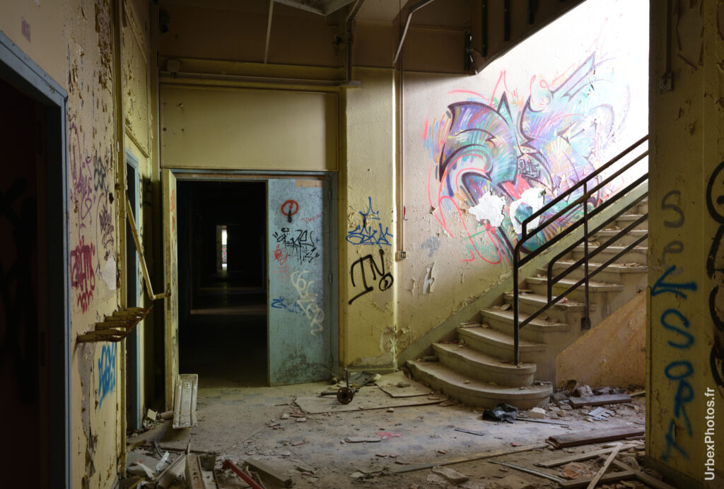Photo urbex d'un escalier du Sanatorium Simone Weber en Lorraine