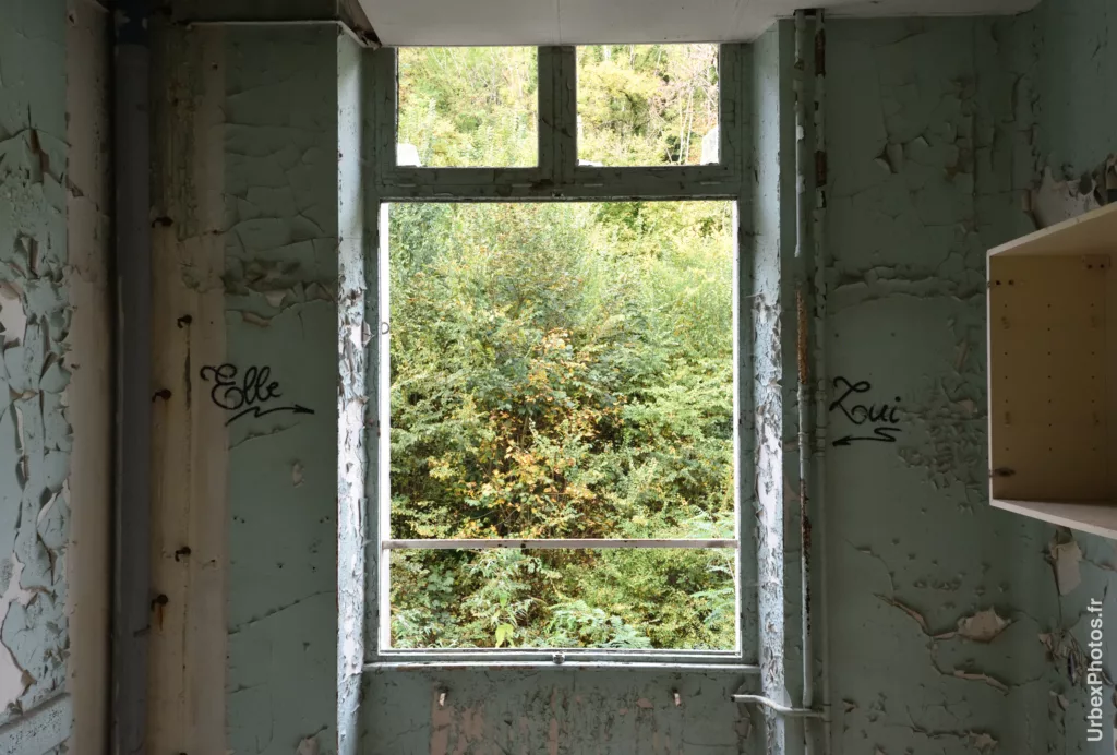Photo urbex d'une fenêtre du Sanatorium Simone Weber en Lorraine