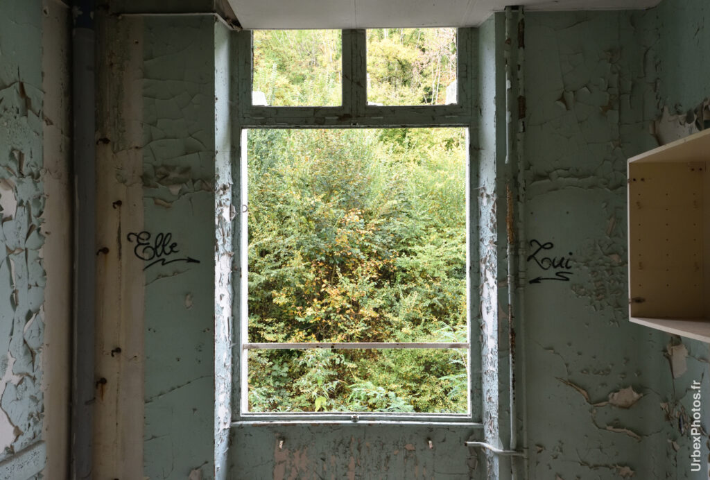 Photo urbex d'une fenêtre du Sanatorium Simone Weber en Lorraine