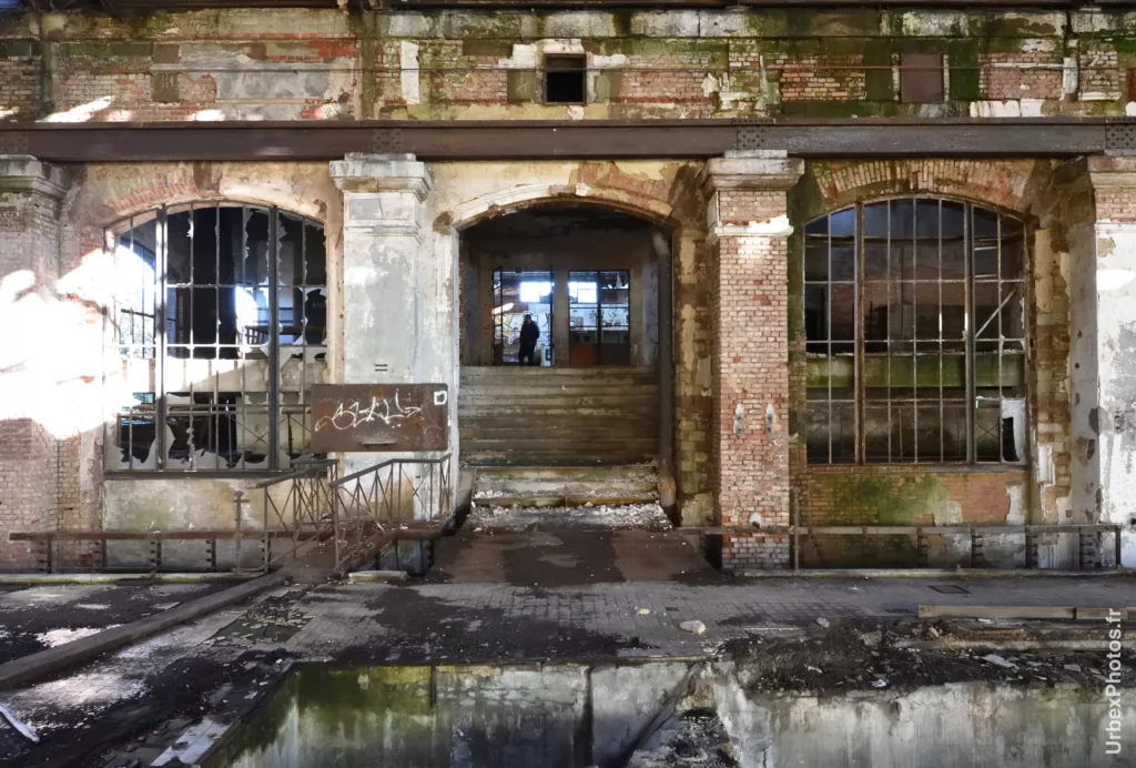 Escalier vers la salle de contrôle des machines de la Mine Yutani