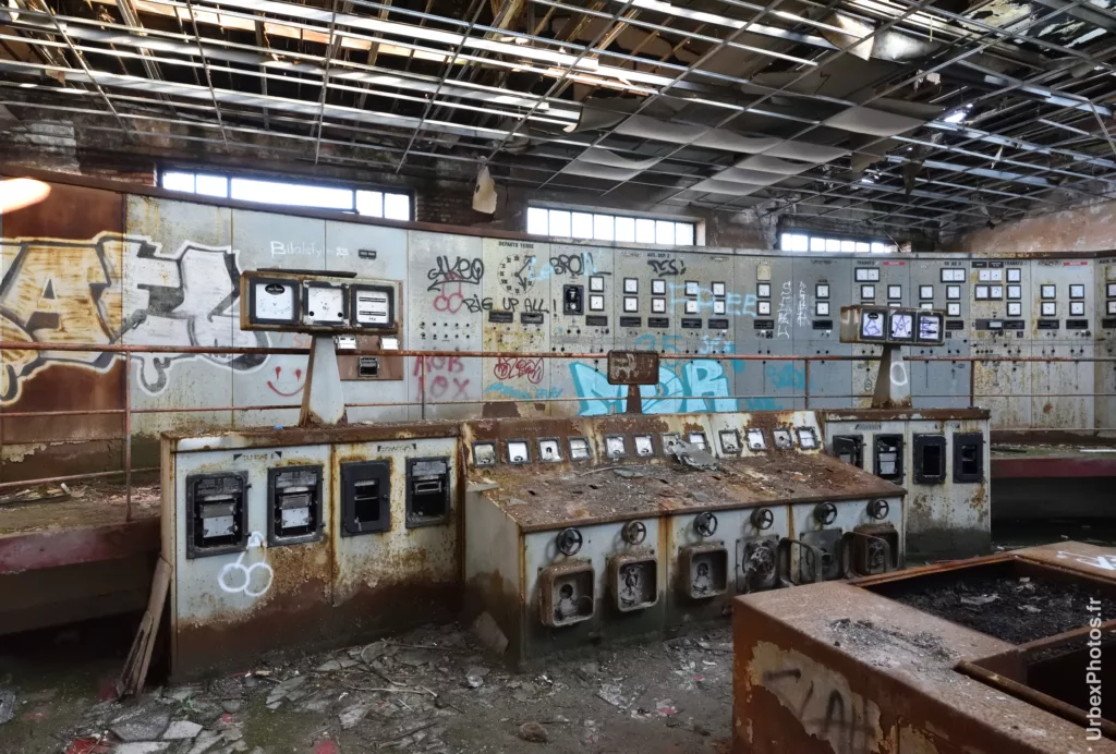 Photo urbex de la salle de contrôle des machines de la Mine Yutani en Lorraine