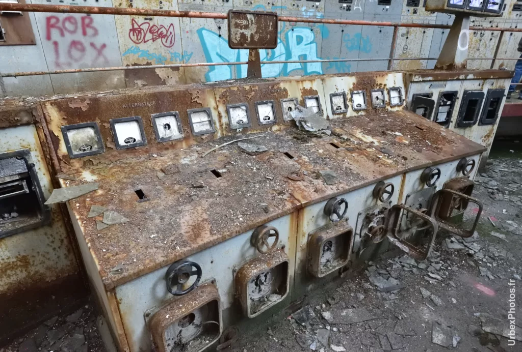 Pupitre de la salle de contrôle des machines de la Mine Yutani