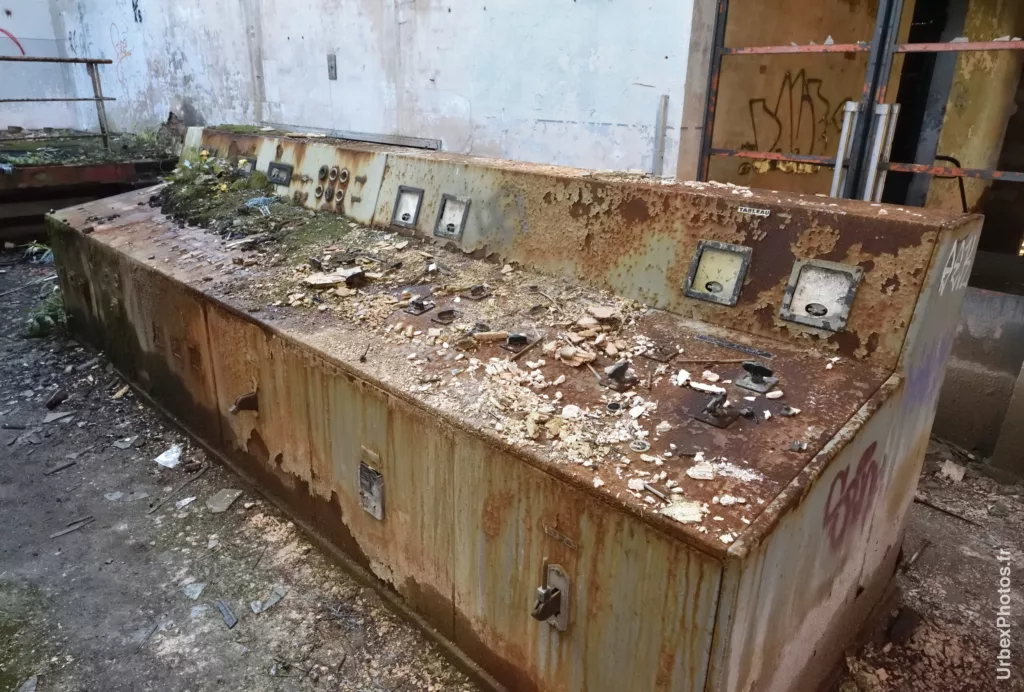 Pupitre de la salle de contrôle des machines de la Mine Yutani