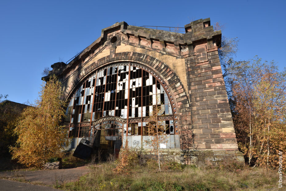 Photo urbex de la façade de la salle des machines de la Mine Yutani en Lorraine