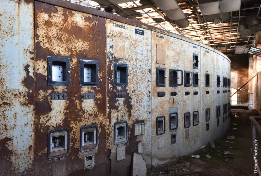 Armoire électrique de la salle de contrôle de la Mine Yutani
