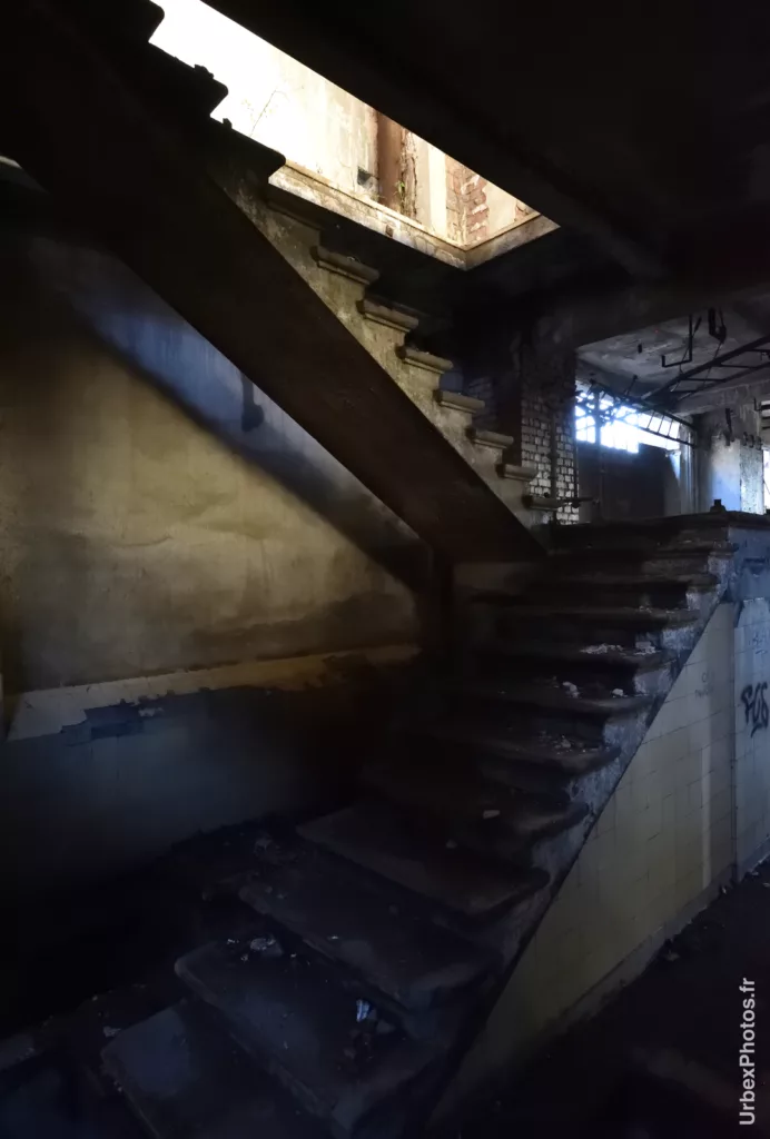 Photo urbex d'un escalier de la salle des machines de la Mine Yutani en Lorraine