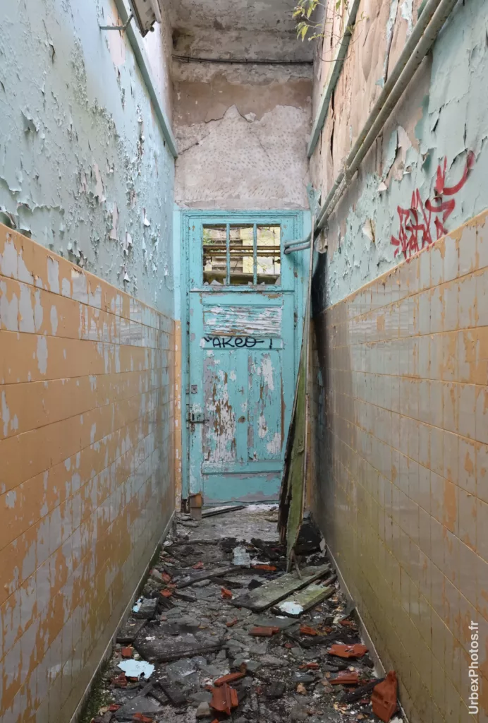 Une porte vers la salle des pendus de la Mine Yutani