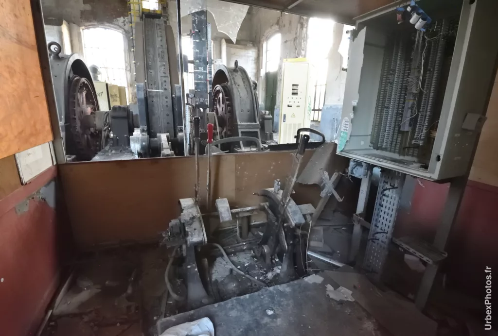 Commandes d'une machine d'extraction de la Mine Yutani