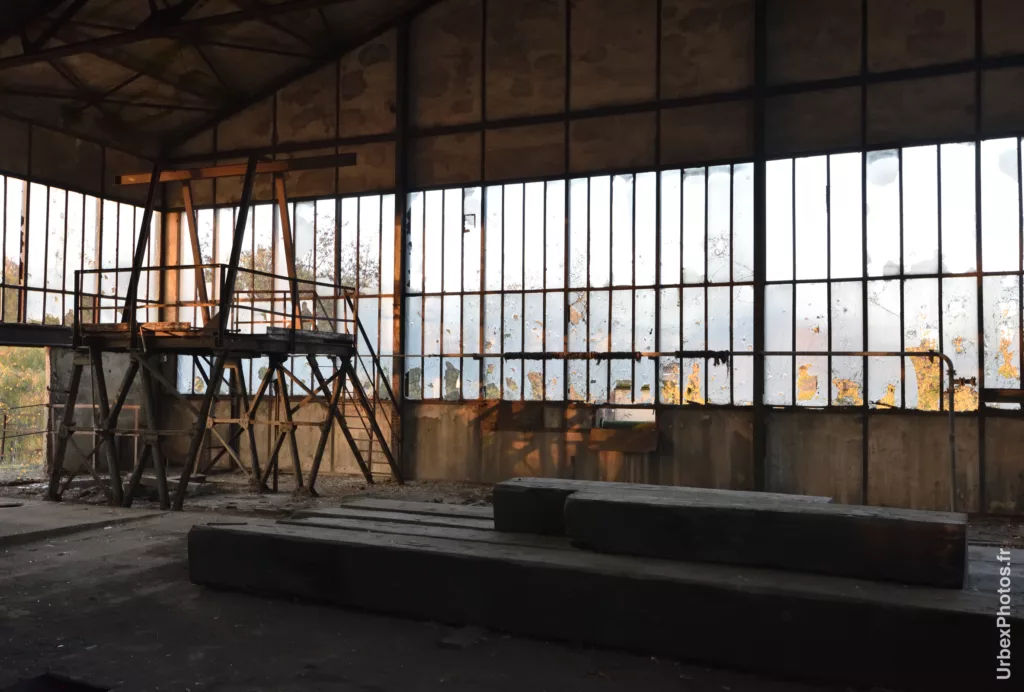 Salle sous un chevalement de la Mine Yutani