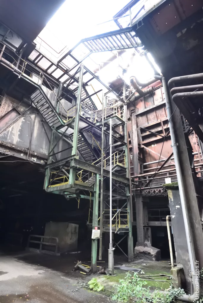 Escalier montant vers la lumière