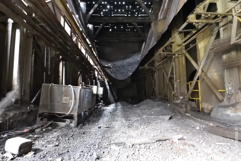 Réservoir éventré de minerai/charbon