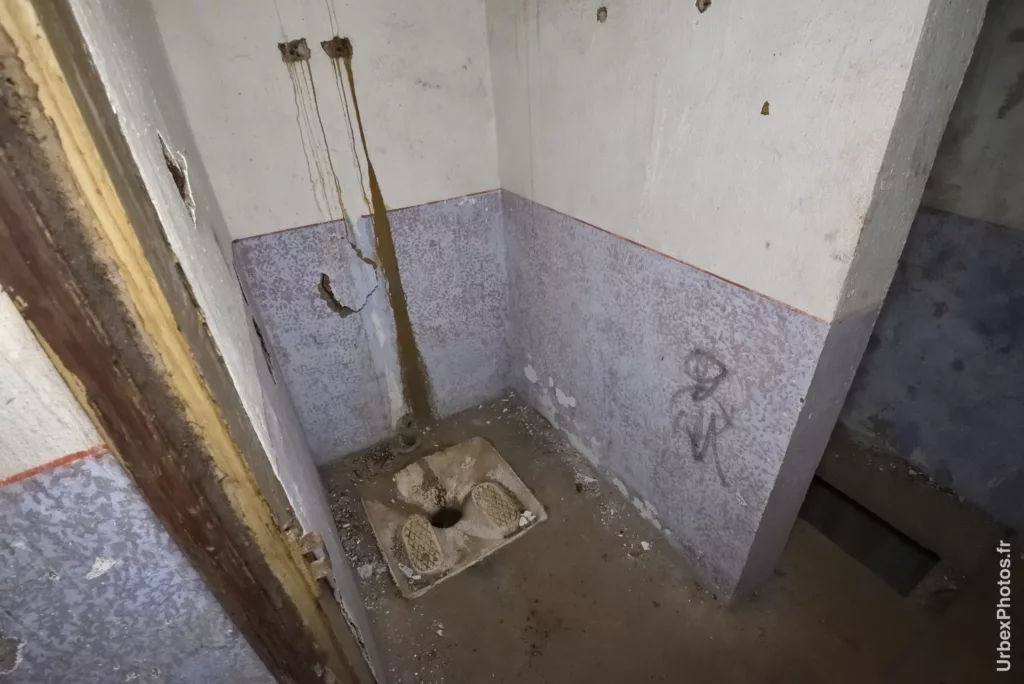 Toilettes dans un bunker