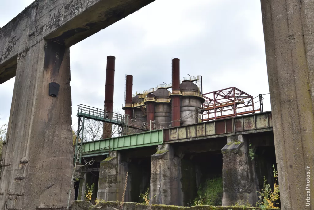 Usine rouillée cernée de béton