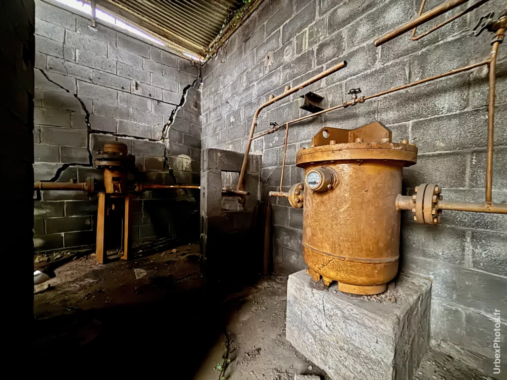 Circuit d'eau dans un bâtiment avec un mur fissuré