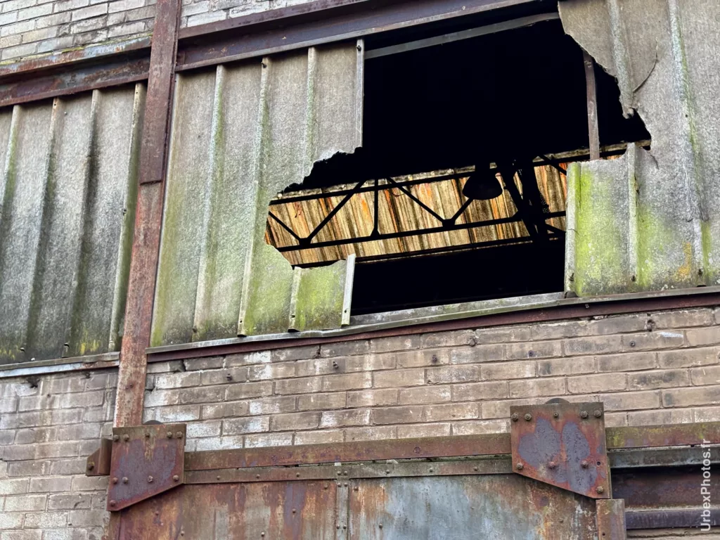 Mur extérieur avec panneau PVC cassé