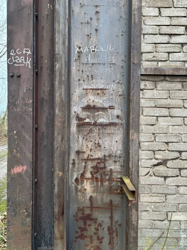 Mots et dessins sur colonne en acier