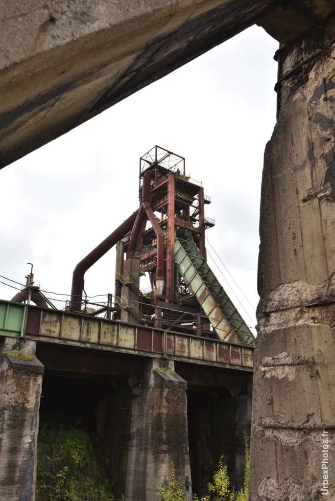 Usine rouillée cernée de béton