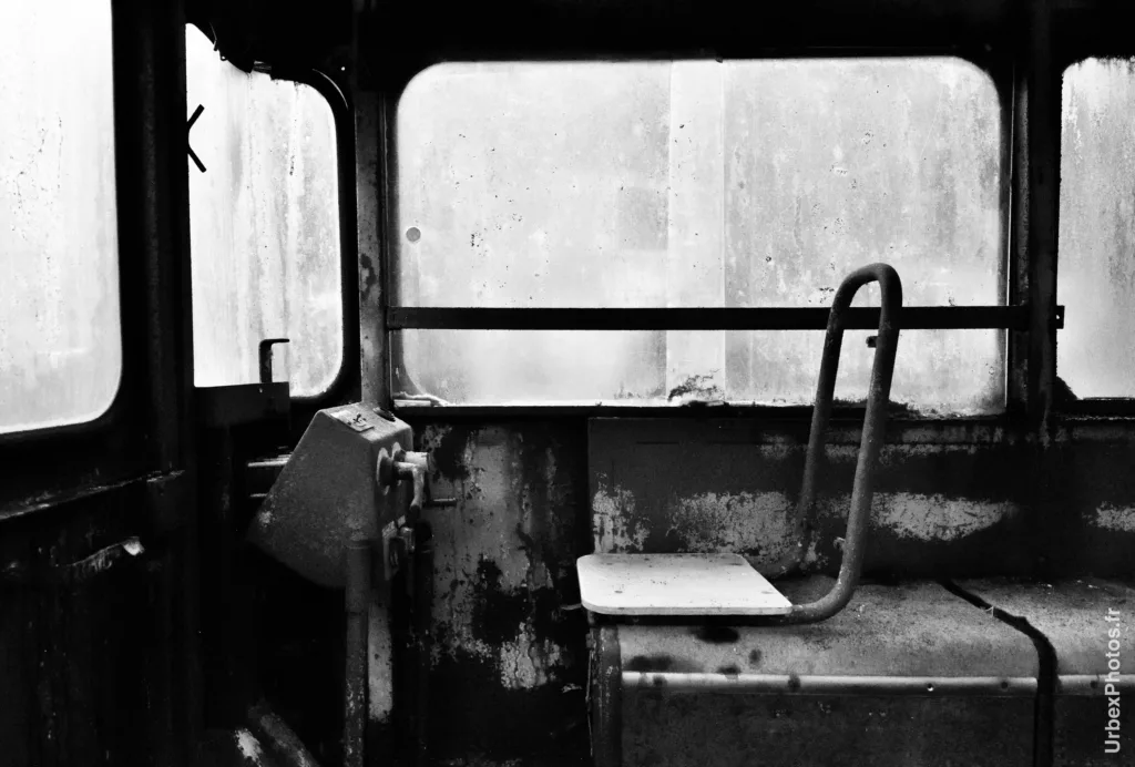 Poste de conduite de l'autorail (taxi-mine) LM1136A