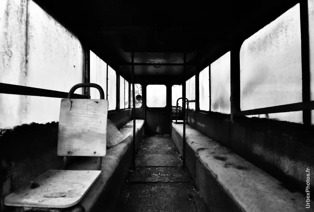 Intérieur de l'autorail (taxi-mine) LM1136A