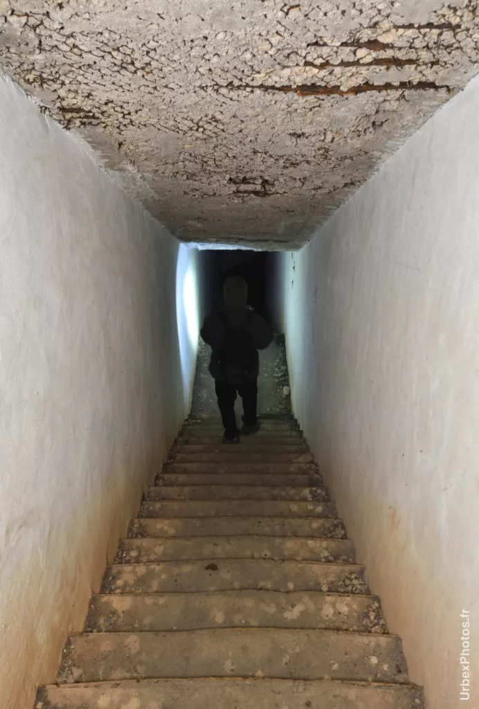 Escalier descendant vers une casemate