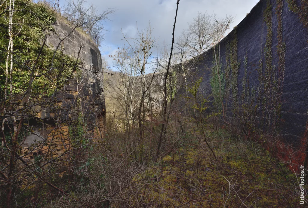 Fosse entre le mur et un casernement