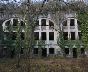 Photo urbex de la façade d'un casernement du Fort Paulette, en Lorraine
