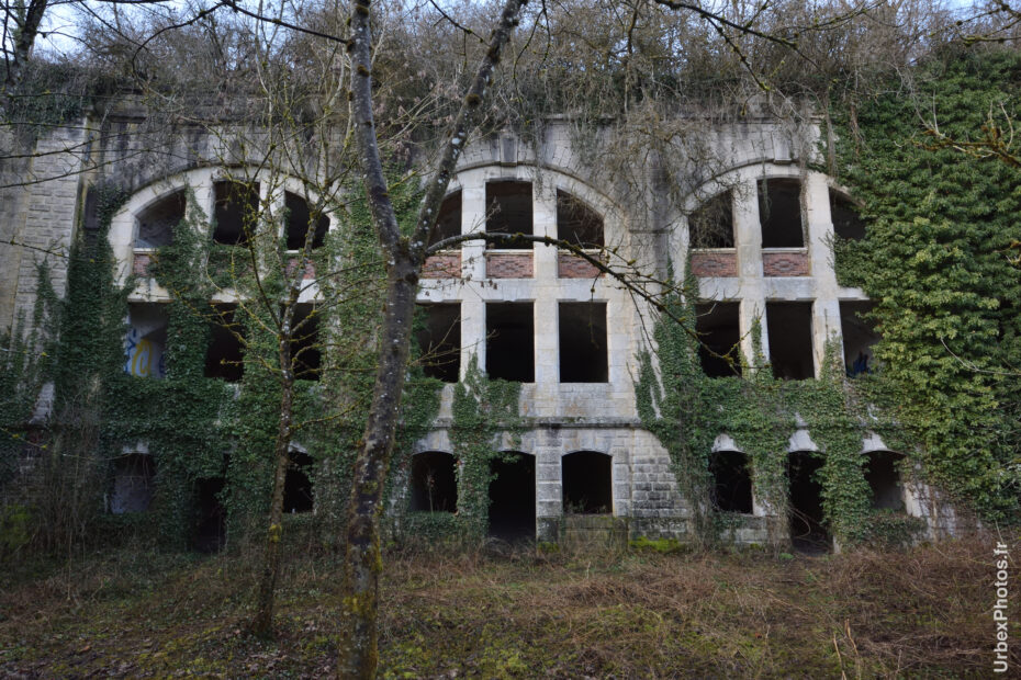 Photo urbex de la façade d'un casernement du Fort Paulette, en Lorraine