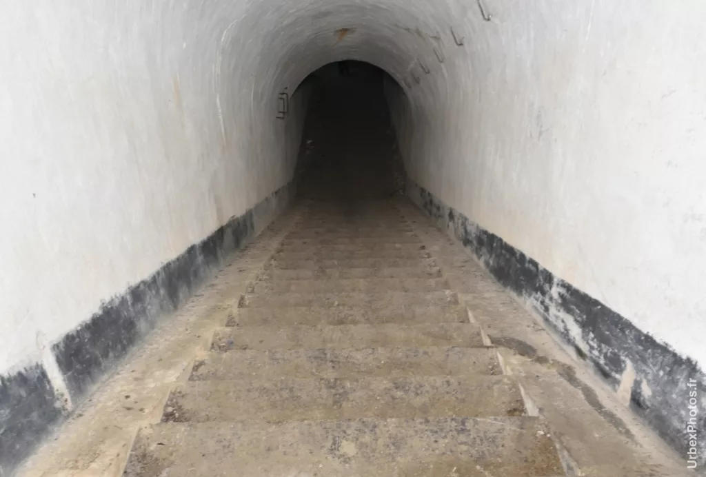 Escalier descendant vers des magasins