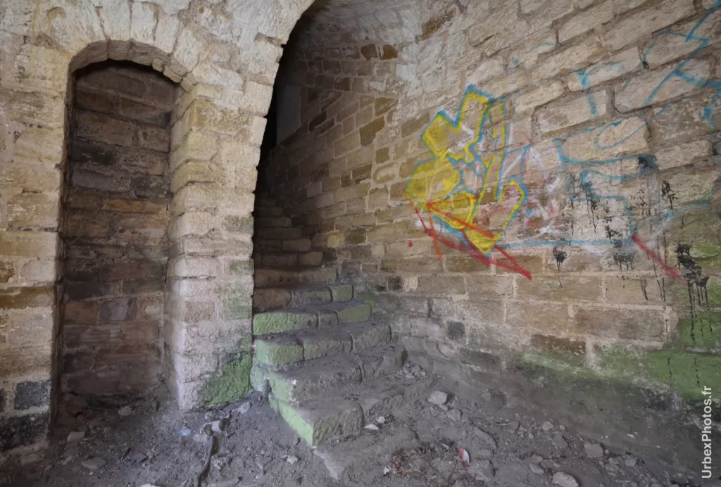 Escalier d'entrée du fort, par un casernement