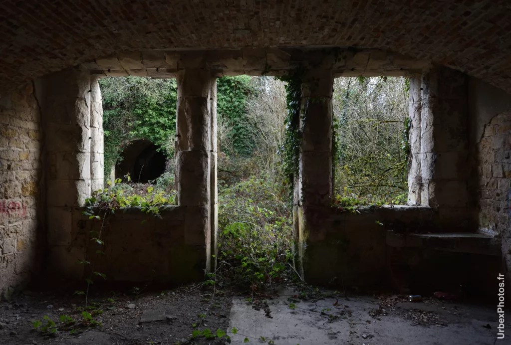 Dans une salle du pavillon des officiers