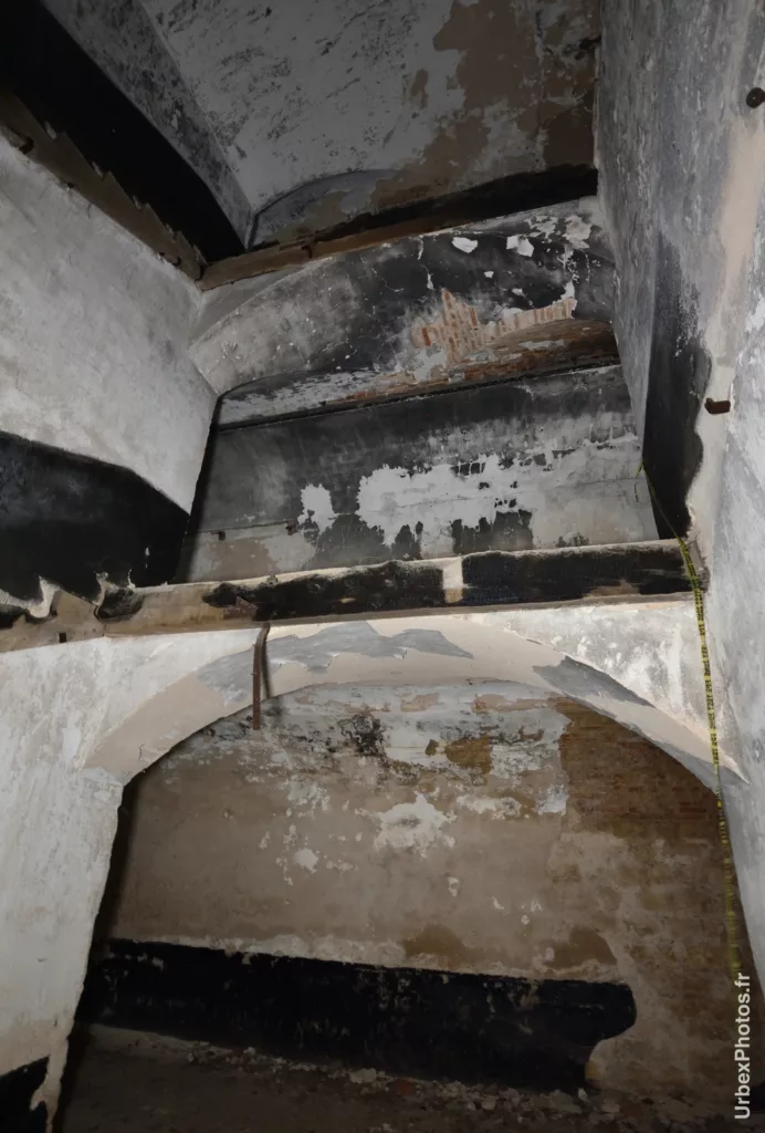 Intérieur d'un casernement, aux escaliers effondrés