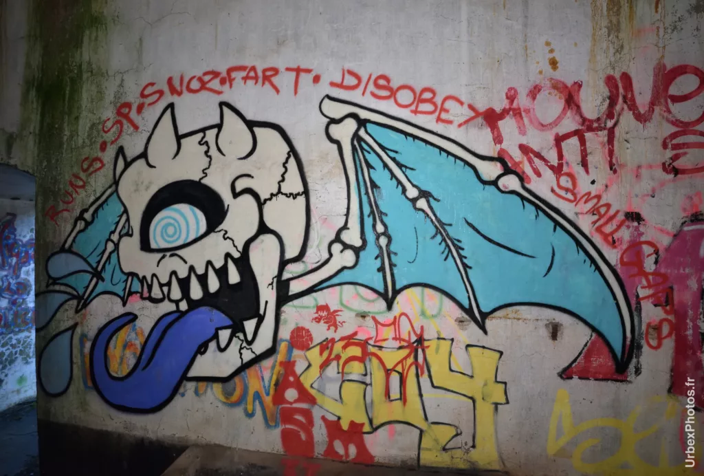 Graffiti à l'auteur.e inconnu.e