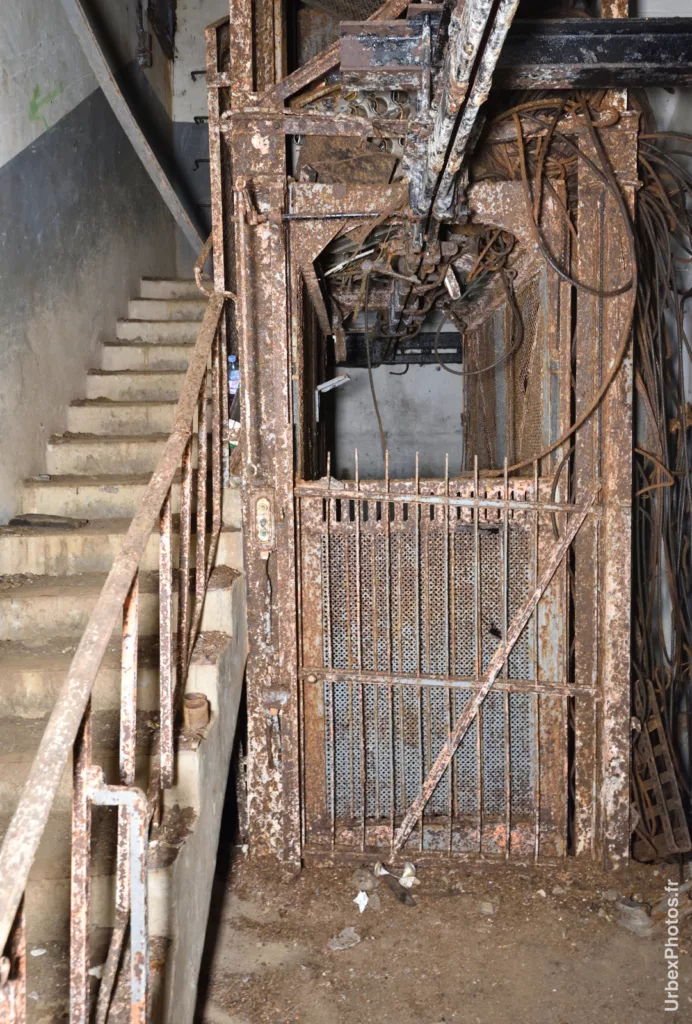 Photo urbex d'un monte-charges du Fort Bakélite en Lorraine