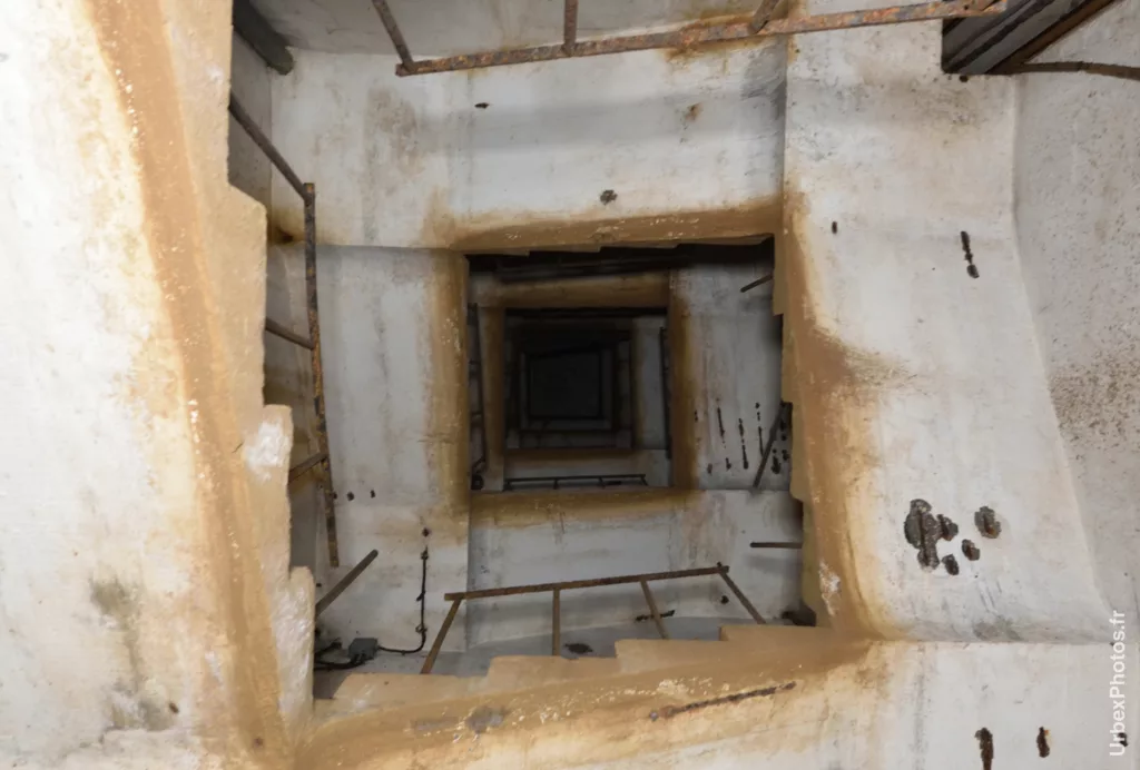 Photo urbex de l'escalier d'un bloc du Fort Bakélite en Lorraine