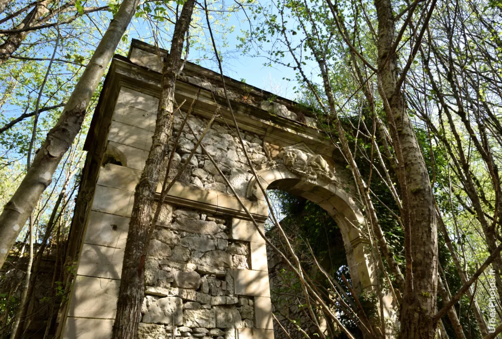 Photo urbex de l'entrée d'une aile du Château Baghera en Lorraine