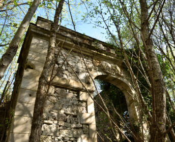 Photo urbex de l'entrée d'une aile du Château Baghera en Lorraine