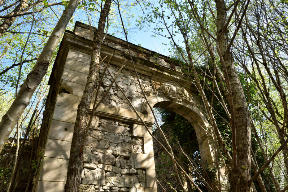 Photo urbex de l'entrée d'une aile du Château Baghera en Lorraine