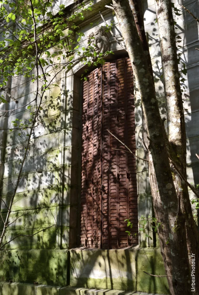 Photo urbex d'une fenêtre aux volets clôts du Château Baghera en Lorraine