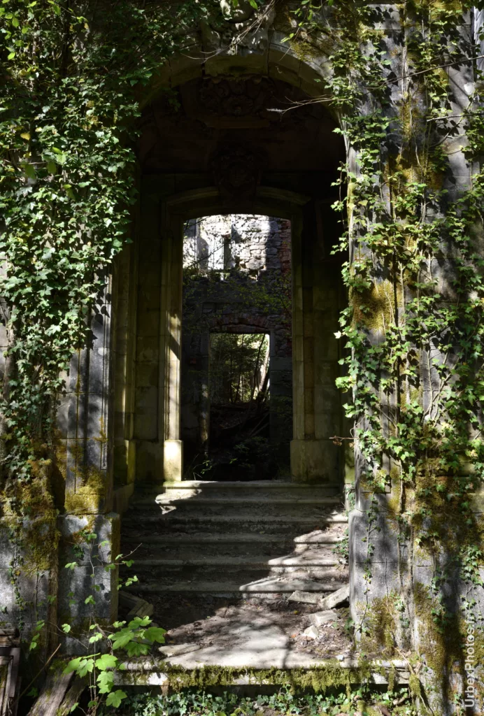 Entrée du bâtiment principal