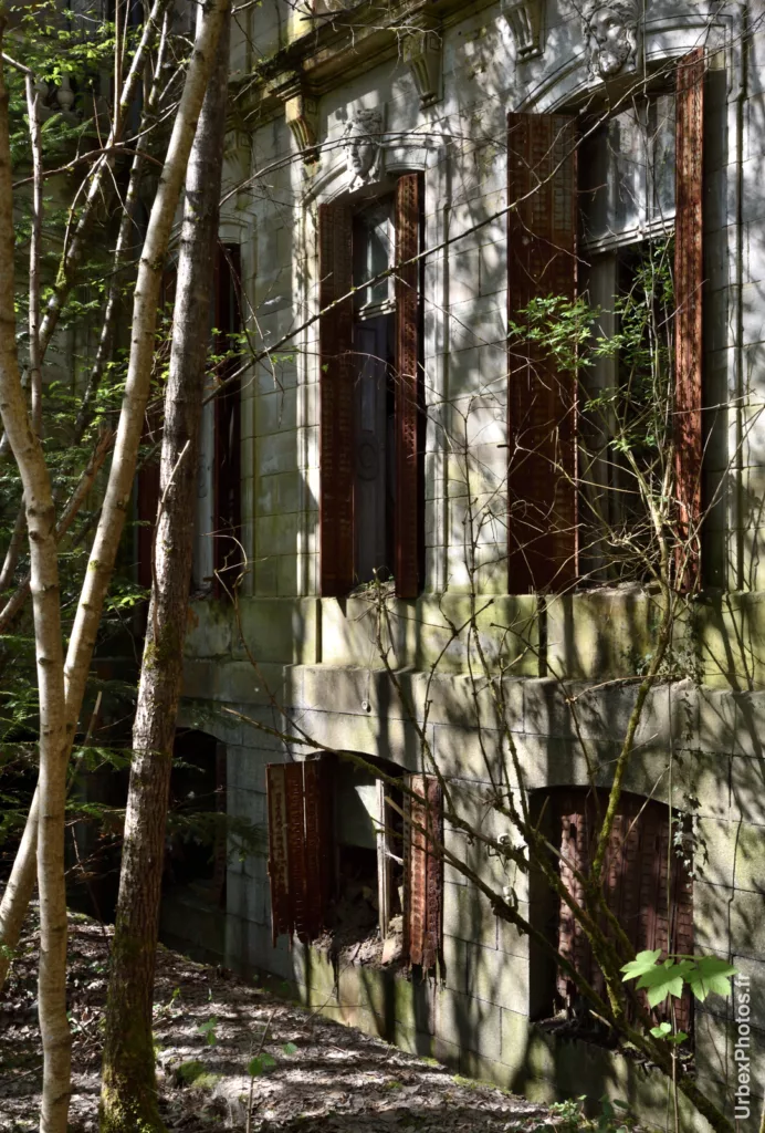Photo urbex de la façade du bâtiment principal du Château Baghera en Lorraine