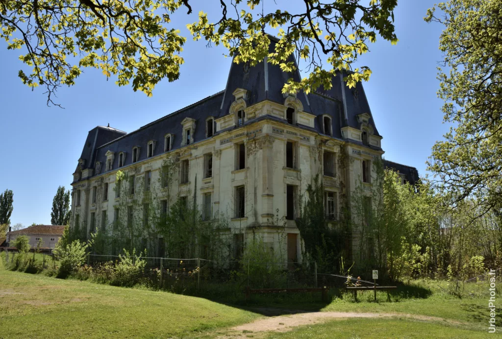 Photo urbex de la façade de l'Hôtel Nougaro en Lorraine