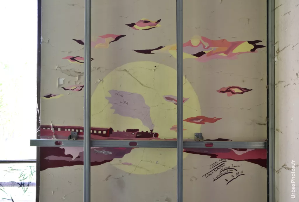Photo urbex en gros plan du dessin d'un train, datant de 1983, dans l'Hôtel Nougaro en Lorraine
