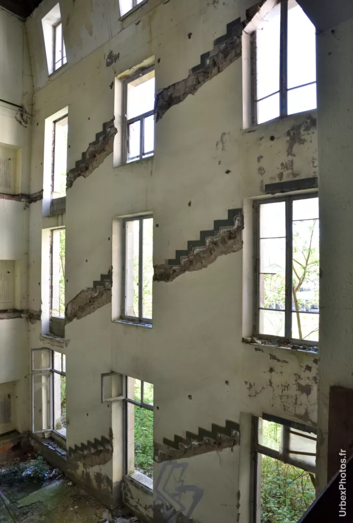 Un escalier manquant sur toute la hauteur du bâtiment