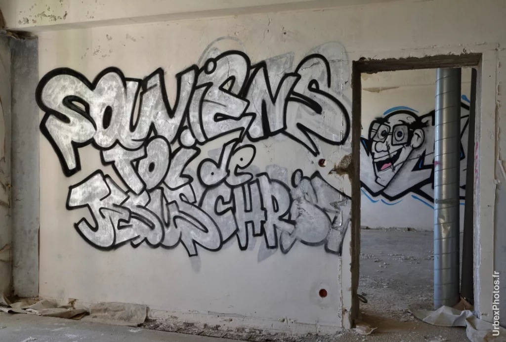 Photo urbex d'un graffiti christique dans l'Hôtel Nougaro en Lorraine