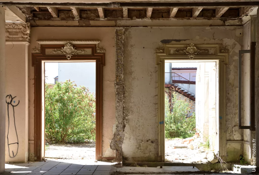 Deux portes aux encadrements identiques, autrefois séparées par un mur
