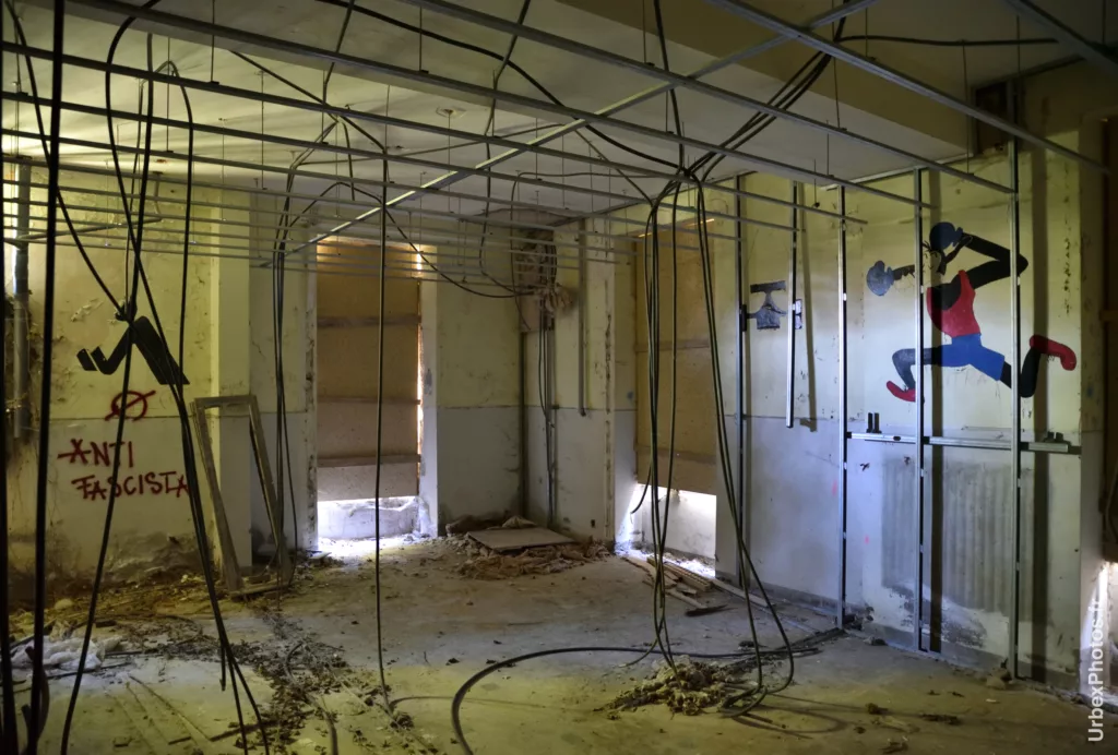 Photo urbex d'une salle avec des graffitis d'époque et contemporains dans l'Hôtel Nougaro en Lorraine