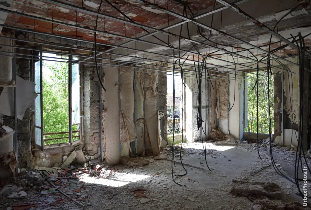 Une salle avec des rails aux murs et au plafond