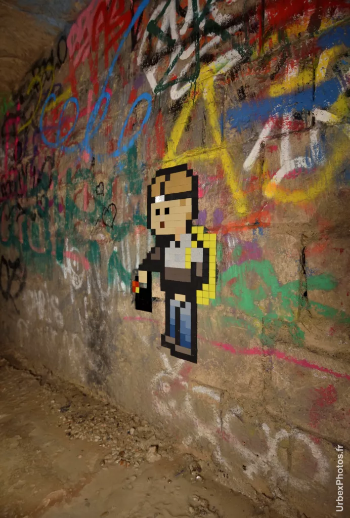Photo urbex d'un cataphile en mosaïque dans les catacombes interdites de Paris